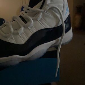 Jordan 11’s white/university blue